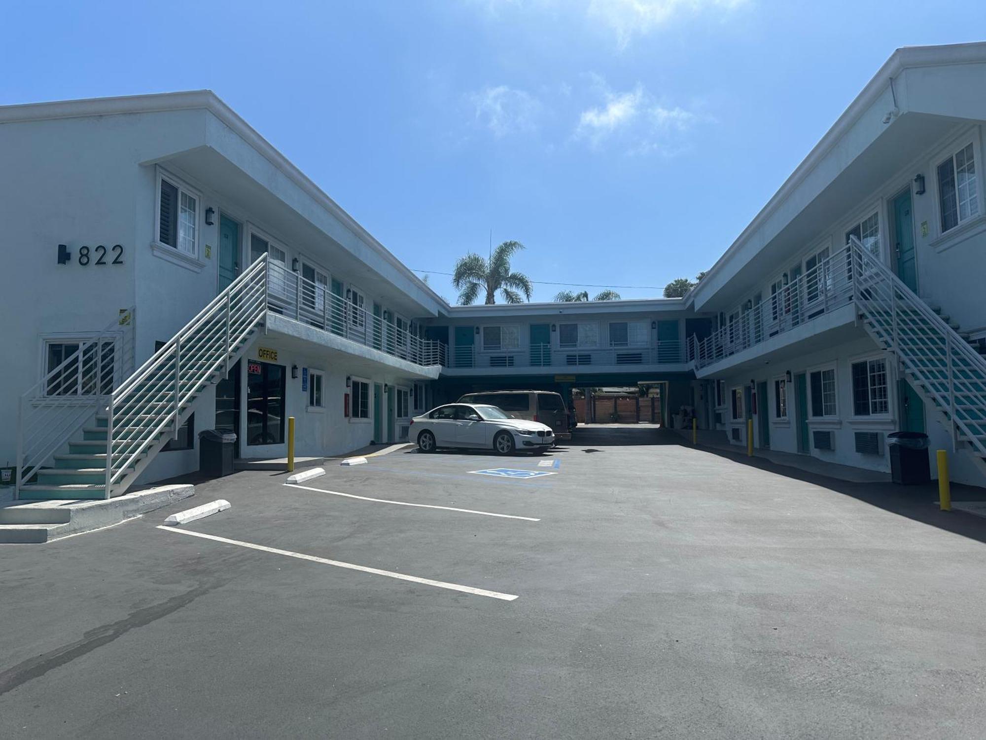 Отель Super 8 By Wyndham Oceanside Downtown Экстерьер фото