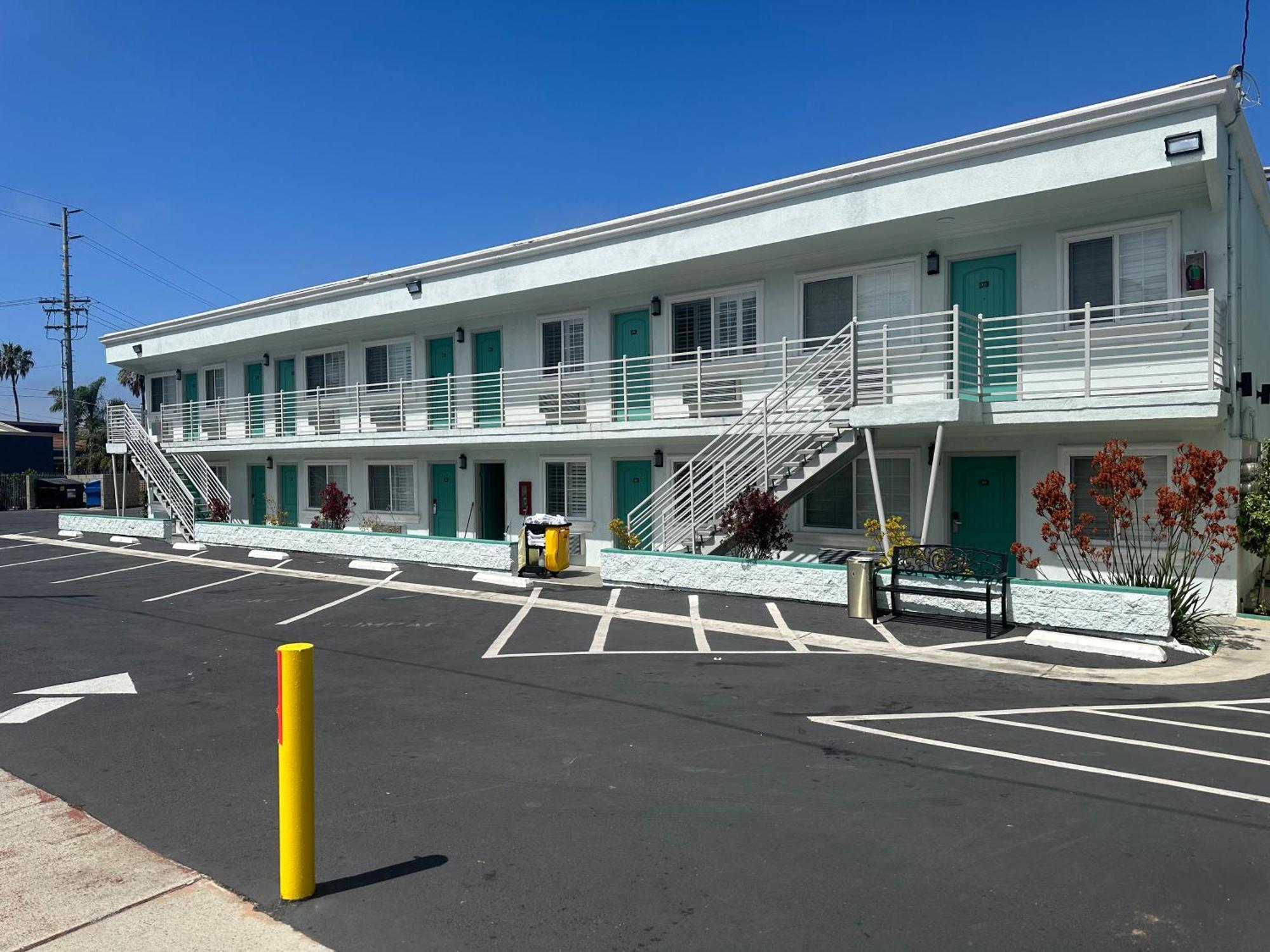 Отель Super 8 By Wyndham Oceanside Downtown Экстерьер фото