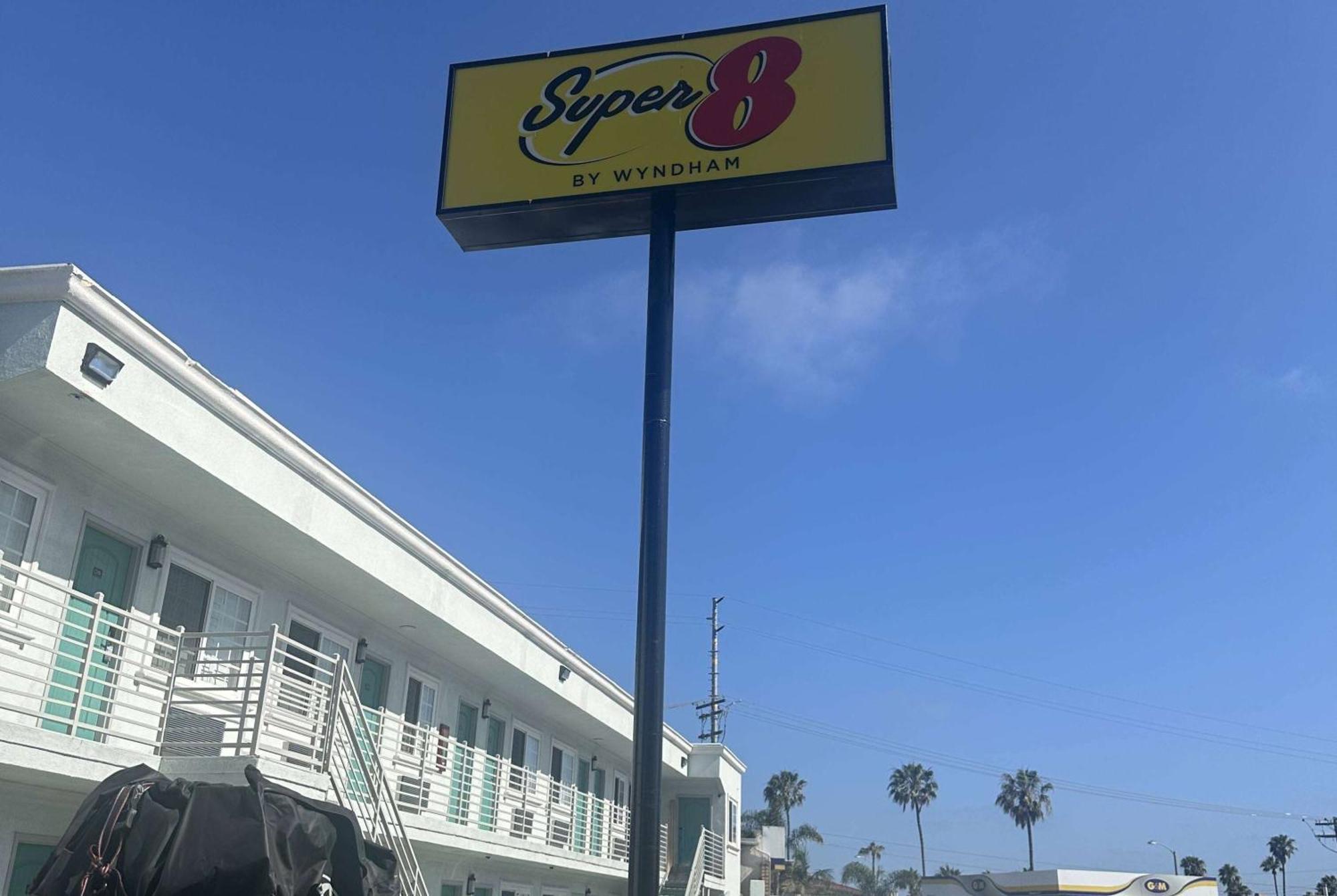 Отель Super 8 By Wyndham Oceanside Downtown Экстерьер фото