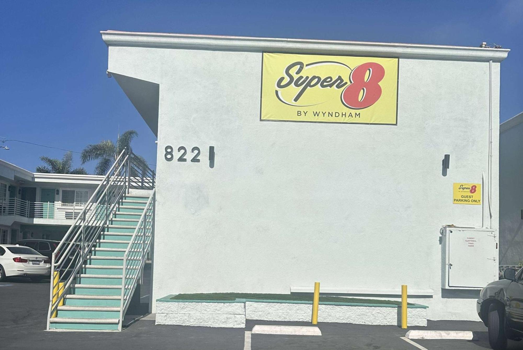 Отель Super 8 By Wyndham Oceanside Downtown Экстерьер фото