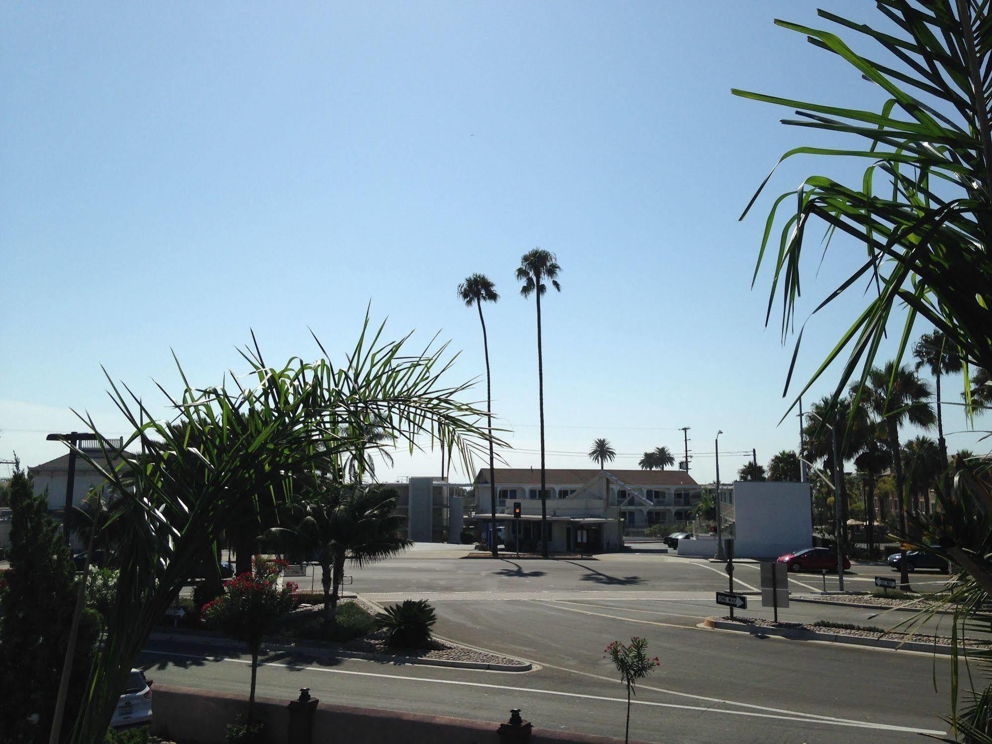 Отель Super 8 By Wyndham Oceanside Downtown Экстерьер фото